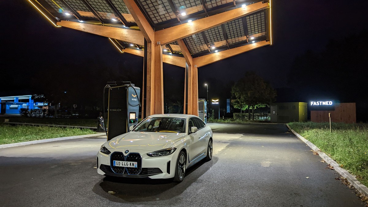 Recharge sur le réseau Fastned // Source : Raphaelle Baut pour Numerama Recharge sur le réseau Fastned // Source : Raphaelle Baut pour Numerama