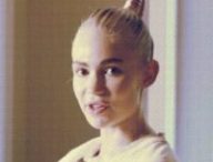 Grimes // Source : YouTube / Vogues
