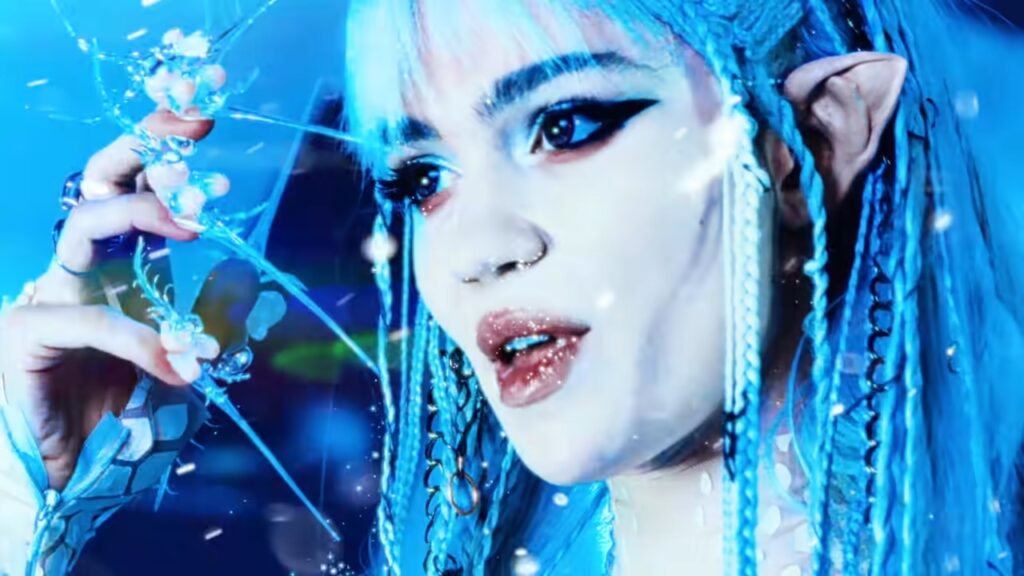 Grimes dans le clip de Shinigami Eyes // Source : YouTube / Grimes Grimes dans le clip de Shinigami Eyes // Source : YouTube / Grimes