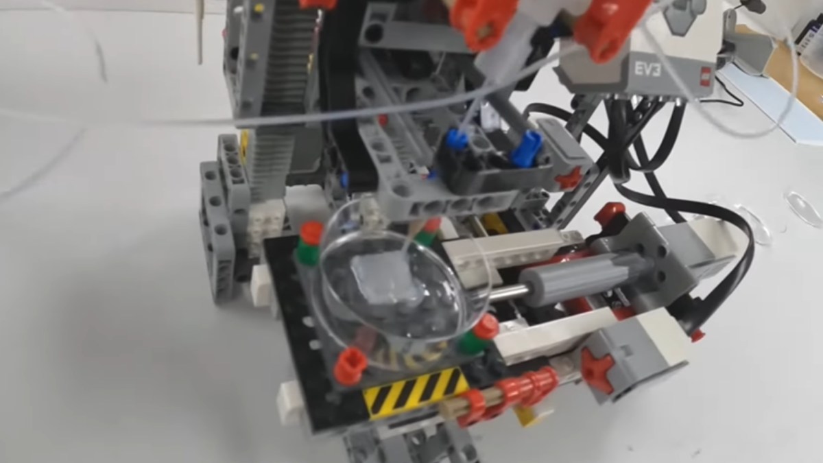 L'imprimante en Lego. // Source : Capture d'écran YouTube Cardiff University L'imprimante en Lego. // Source : Capture d'écran YouTube Cardiff University