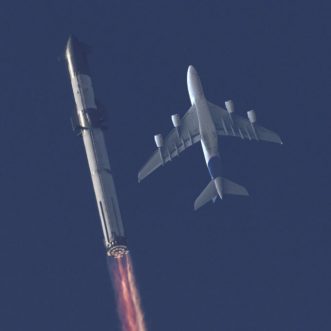 Même un avion parait petit à côté de Starship // Source : Compte Twitter de Paul Byrne Même un avion parait petit à côté de Starship // Source : Compte Twitter de Paul Byrne