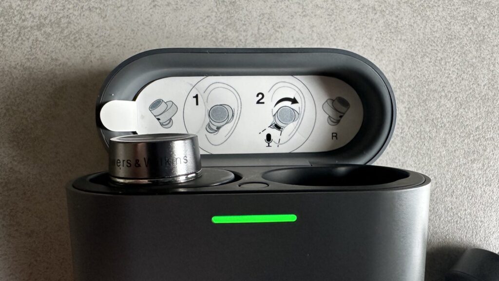 Les instructions pour insérer correctement les Bowers & Wilkins Pi5 S2 // Source : Maxime Claudel pour Numerama