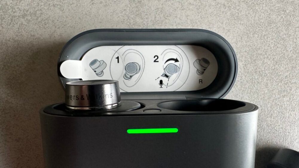 Les instructions pour insérer correctement les Bowers & Wilkins Pi5 S2 // Source : Maxime Claudel pour Numerama Les instructions pour insérer correctement les Bowers & Wilkins Pi5 S2 // Source : Maxime Claudel pour Numerama