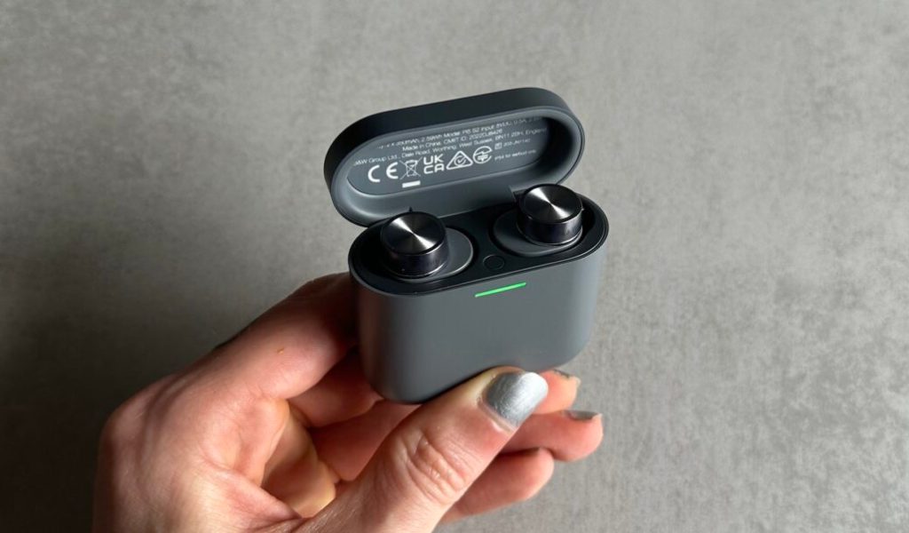 Les écouteurs Bowers & Wilkins Pi5 S2 // Source : Maxime Claudel pour Numerama Les écouteurs Bowers & Wilkins Pi5 S2 // Source : Maxime Claudel pour Numerama