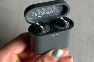 Les écouteurs Bowers & Wilkins Pi5 S2 // Source : Maxime Claudel pour Numerama