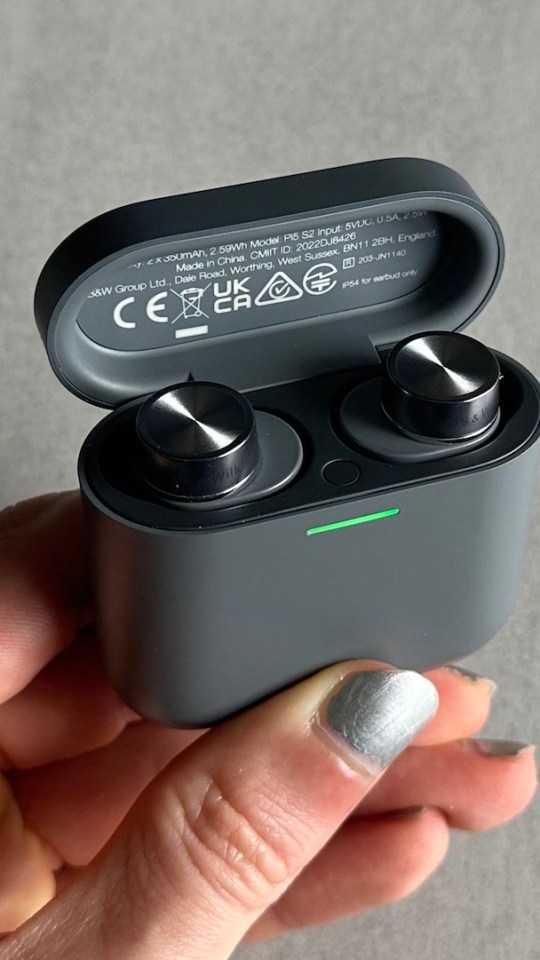 Les écouteurs Bowers & Wilkins Pi5 S2 // Source : Maxime Claudel pour Numerama