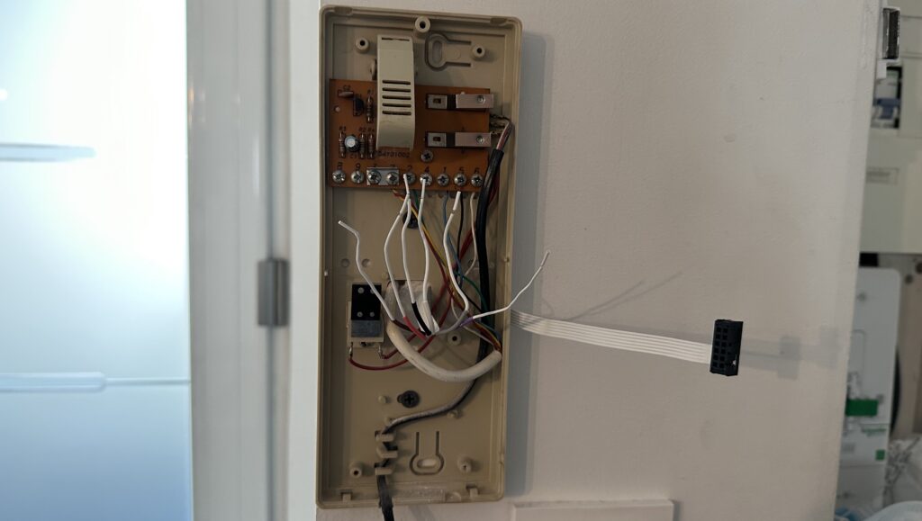 Pour bien connecter les fils du Ring Intercom, le mieux est de les emmêler avec les fils existants. Ça fait mal aux doigts, mais ça limite les faux contacts. On vous conseille aussi de vérifier que l'interphone fonctionne encore après chaque étape. // Source : Numerama Pour bien connecter les fils du Ring Intercom, le mieux est de les emmêler avec les fils existants. Ça fait mal aux doigts, mais ça limite les faux contacts. On vous conseille aussi de vérifier que l'interphone fonctionne encore après chaque étape. // Source : Numerama