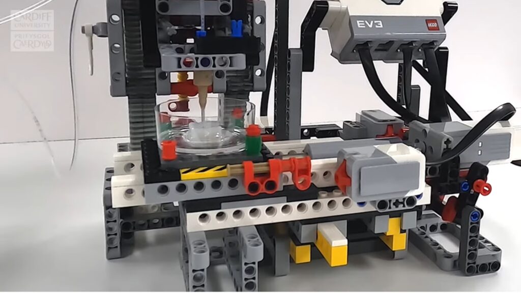 Voici la bio-imprimante 3D version Lego // Source : Capture d'écran YouTube Cardiff University Voici la bio-imprimante 3D version Lego // Source : Capture d'écran YouTube Cardiff University