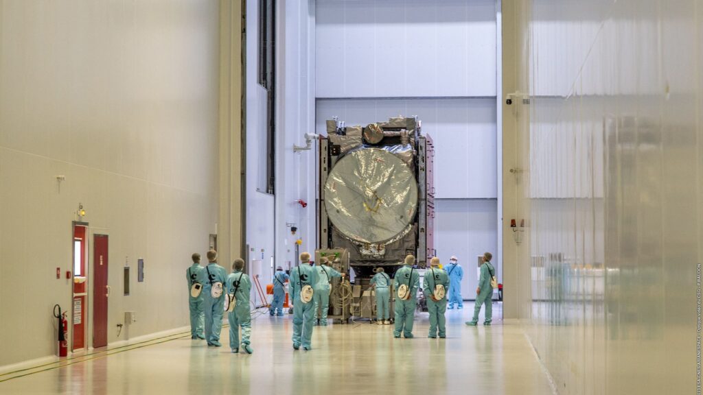 Préparation de la sonde JUICE avant son départ. // Source : Flickr/CC/ESA/CNES/Arianespace/Optique video du CSG – P. Baudon (photo recadrée) Préparation de la sonde JUICE avant son départ. // Source : Flickr/CC/ESA/CNES/Arianespace/Optique video du CSG – P. Baudon (photo recadrée)