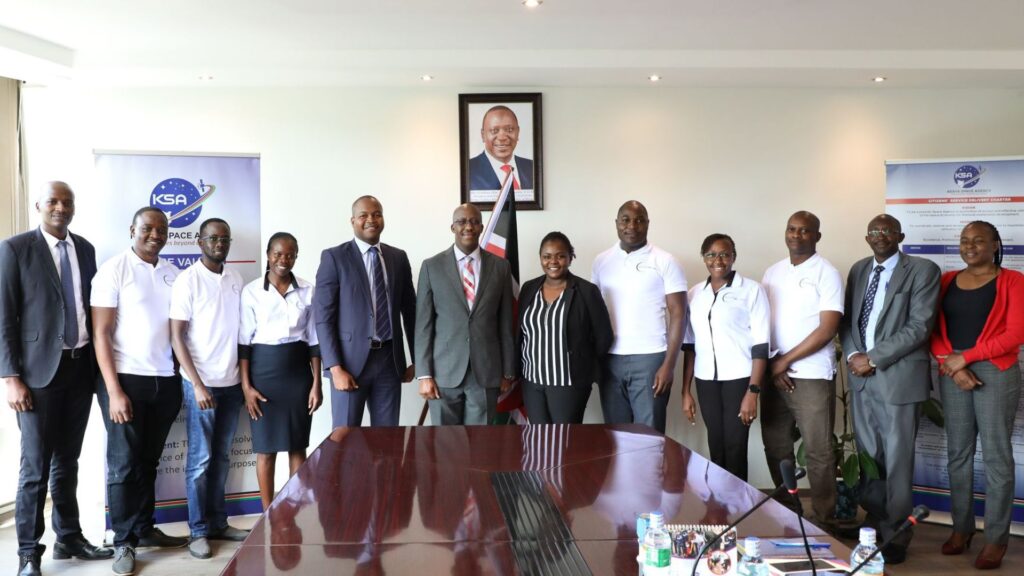 Hillary Kipkosgey, directeur de l'agence spatiale du Kénya, et une part de l'équipe de SayariLabs. // Source : KSA Hillary Kipkosgey, directeur de l'agence spatiale du Kénya, et une part de l'équipe de SayariLabs. // Source : KSA