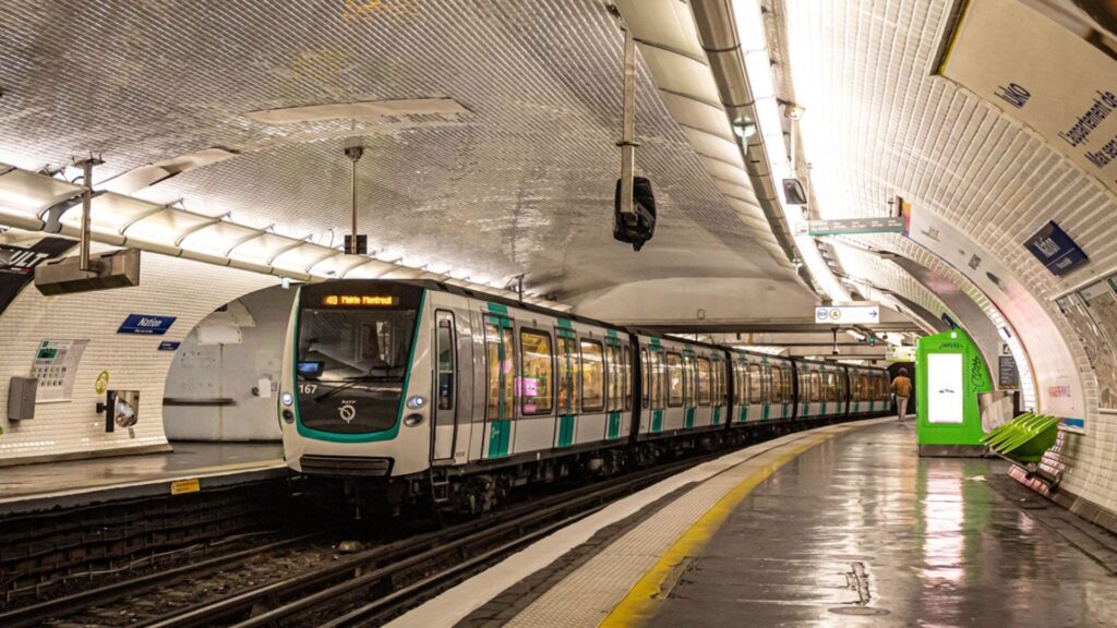 La pollution dans le métro est carbonnée, venant de la combustion lors du freinage, notamment. // Source : Wikimédias La pollution dans le métro est carbonnée, venant de la combustion lors du freinage, notamment. // Source : Wikimédias