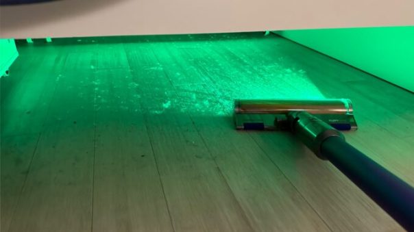 Sans la lumière verte, la poussière sous mon lit était invisible. Avec, elle fait peur. // Source : Numerama Sans la lumière verte, la poussière sous mon lit était invisible. Avec, elle fait peur. // Source : Numerama