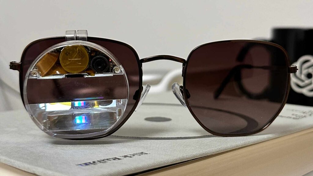 Les lunettes assistant connectés boostées à l'IA // Source : Bryan Chiang Les lunettes assistant connectés boostées à l'IA // Source : Bryan Chiang