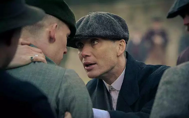 L'accent de Birmingham est un personnage à part entière dans la série Peaky Blinders // Source : Tiger Aspect / ARTE L'accent de Birmingham est un personnage à part entière dans la série Peaky Blinders // Source : Tiger Aspect / ARTE