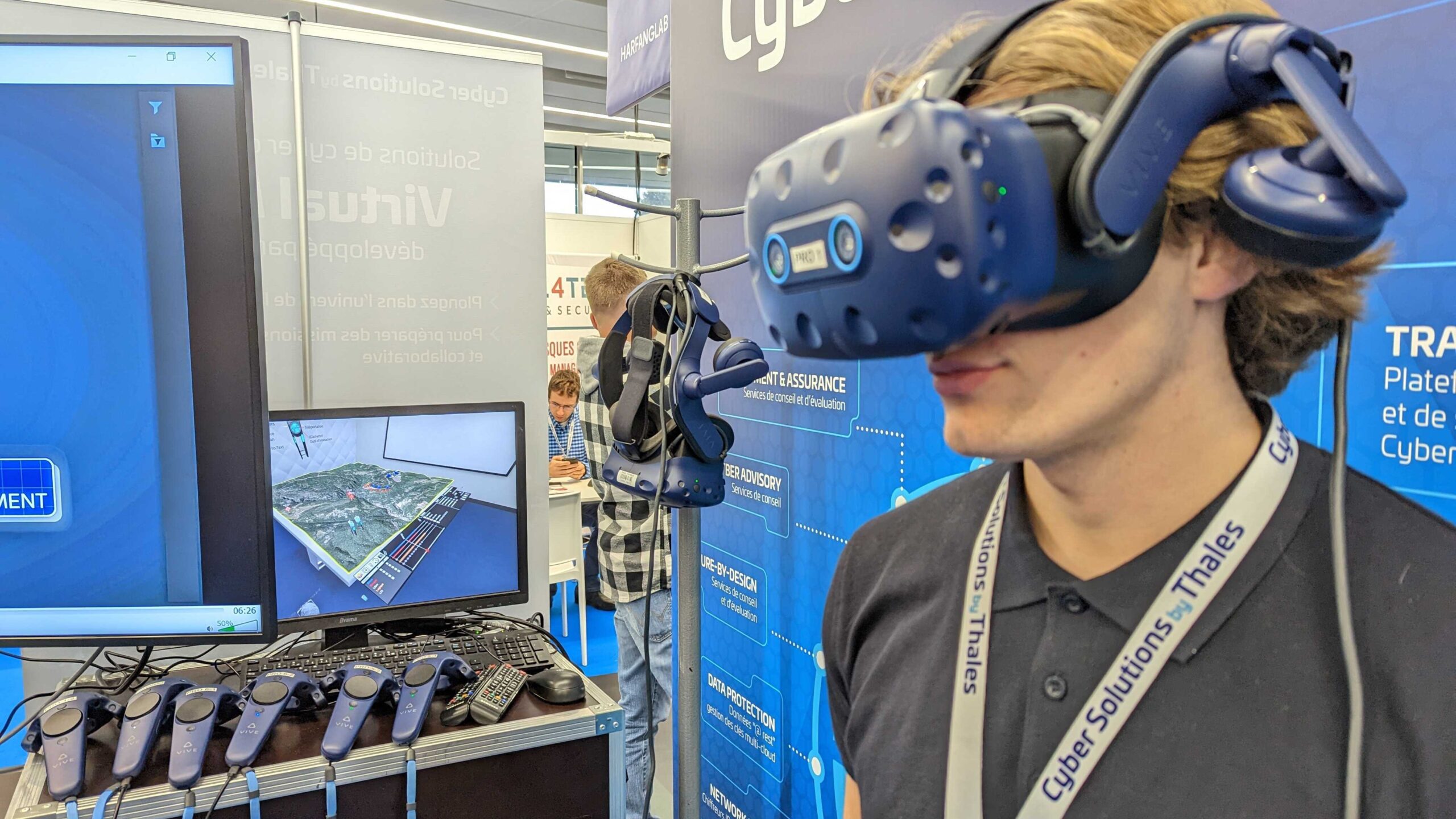 Les opérateurs utilisent un casque de réalité virtuelle issu du commerce. // Source : Numerama Les opérateurs utilisent un casque de réalité virtuelle issu du commerce. // Source : Numerama
