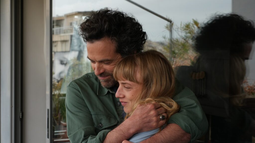 Romain Duris passe le flambeau à Megan Northam dans Salade Grecque // Source : Jérôme Plon / Amazon Prime Video Romain Duris passe le flambeau à Megan Northam dans Salade Grecque // Source : Jérôme Plon / Amazon Prime Video