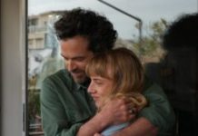 Romain Duris passe le flambeau à Megan Northam dans Salade Grecque // Source : Jérôme Plon / Amazon Prime Video Romain Duris passe le flambeau à Megan Northam dans Salade Grecque // Source : Jérôme Plon / Amazon Prime Video