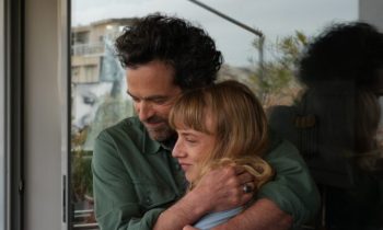 Romain Duris passe le flambeau à Megan Northam dans Salade Grecque // Source : Jérôme Plon / Amazon Prime Video Romain Duris passe le flambeau à Megan Northam dans Salade Grecque // Source : Jérôme Plon / Amazon Prime Video