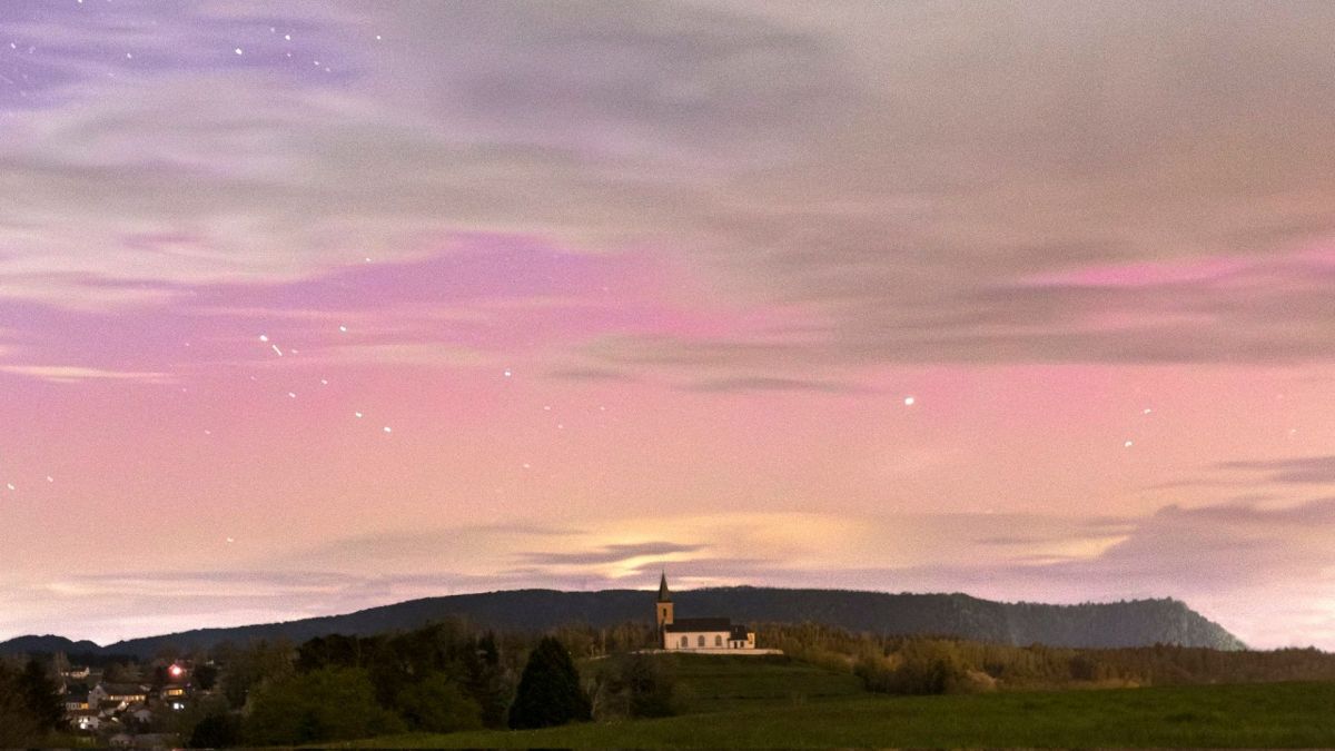L'aurore boréale dans les Vosges. // Source : Via Twitter @kylian_natation L'aurore boréale dans les Vosges. // Source : Via Twitter @kylian_natation