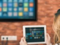 fibre smart tv tablette // Source : Adobe Stock