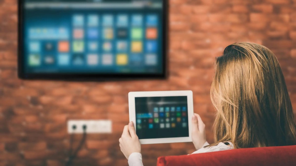 fibre smart tv tablette // Source : Adobe Stock fibre smart tv tablette // Source : Adobe Stock