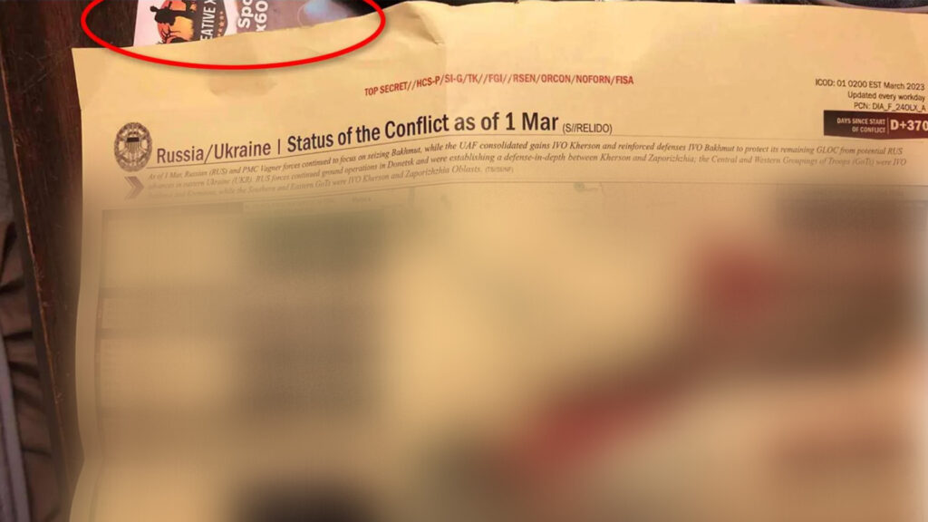 La photo du document secret pris Jack Teixeira révèle un flyer de l'armée sur son bureau. // Source : NY Post La photo du document secret pris Jack Teixeira révèle un flyer de l'armée sur son bureau. // Source : NY Post