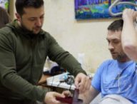 Le président ukrainien Volodymyr Zelensky en visite d'un hôpital soignant des militaires. // Source : president.gov.ua Le président ukrainien Volodymyr Zelensky en visite d'un hôpital soignant des militaires. // Source : president.gov.ua