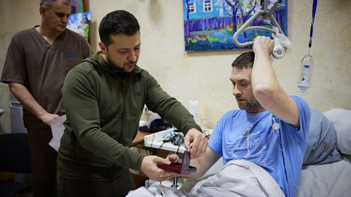 Le président ukrainien Volodymyr Zelensky en visite d'un hôpital soignant des militaires. // Source : president.gov.ua Le président ukrainien Volodymyr Zelensky en visite d'un hôpital soignant des militaires. // Source : president.gov.ua