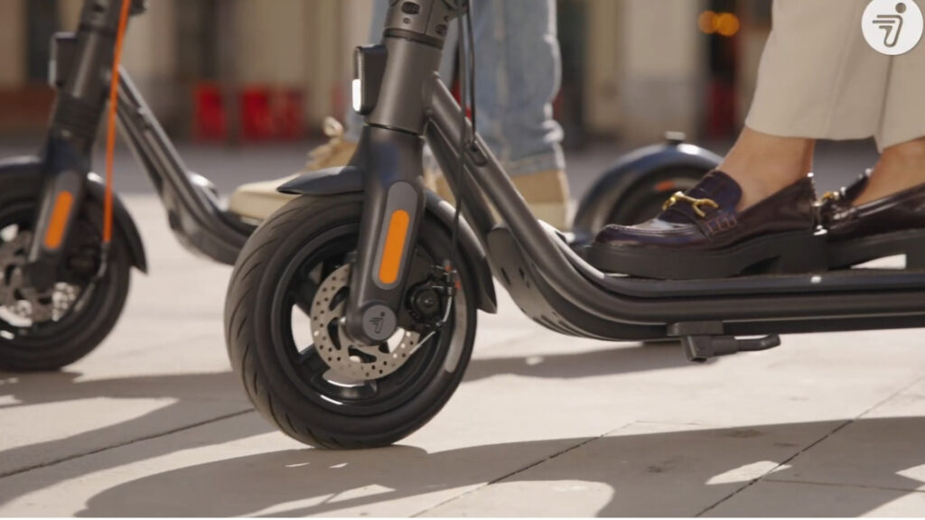Ninebot KickScooter F2 // Source : Ninebot Segway Ninebot KickScooter F2 // Source : Ninebot Segway