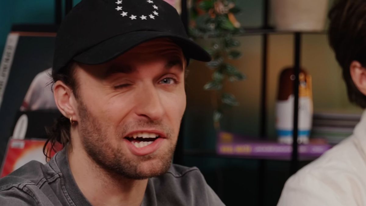 Clin d'œil clin d'œil. // Source : Capture d'écran YouTube Squeezie (modifiée avec Canva) Clin d'œil clin d'œil. // Source : Capture d'écran YouTube Squeezie (modifiée avec Canva)
