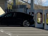 Les Superchargeurs Tesla se trouvent assez facilement à quelques minutes des autoroutes. // Source : Numerama