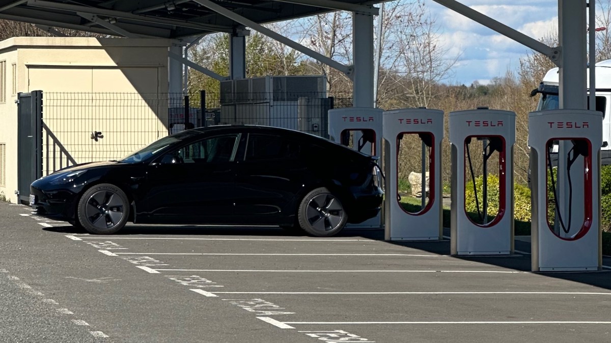 Les Superchargeurs Tesla se trouvent assez facilement à quelques minutes des autoroutes. // Source : Numerama Les Superchargeurs Tesla se trouvent assez facilement à quelques minutes des autoroutes. // Source : Numerama