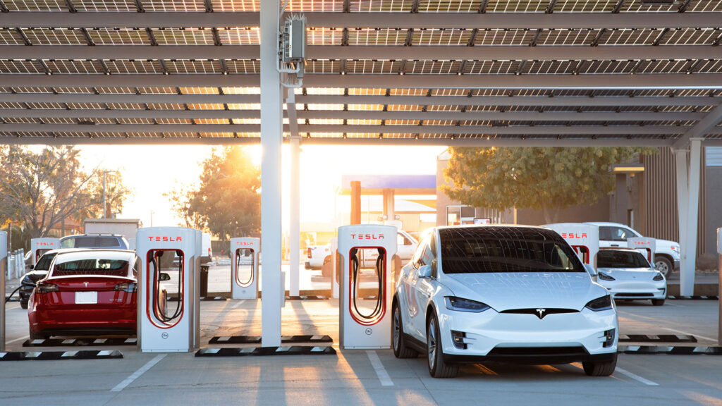 Tesla Model X au superchargeur // Source : Tesla Tesla Model X au superchargeur // Source : Tesla
