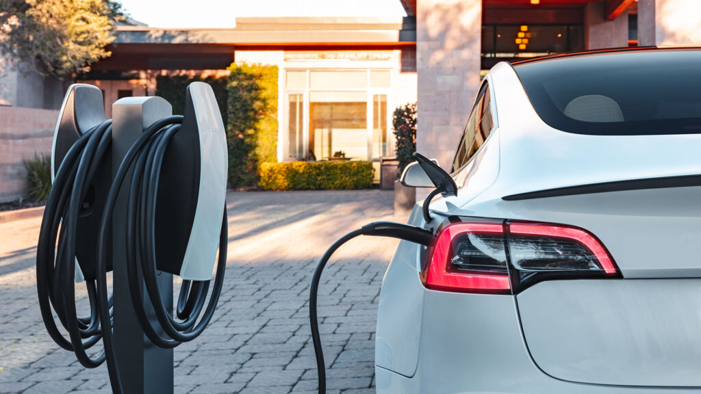 Tesla en recharge // Source : Tesla