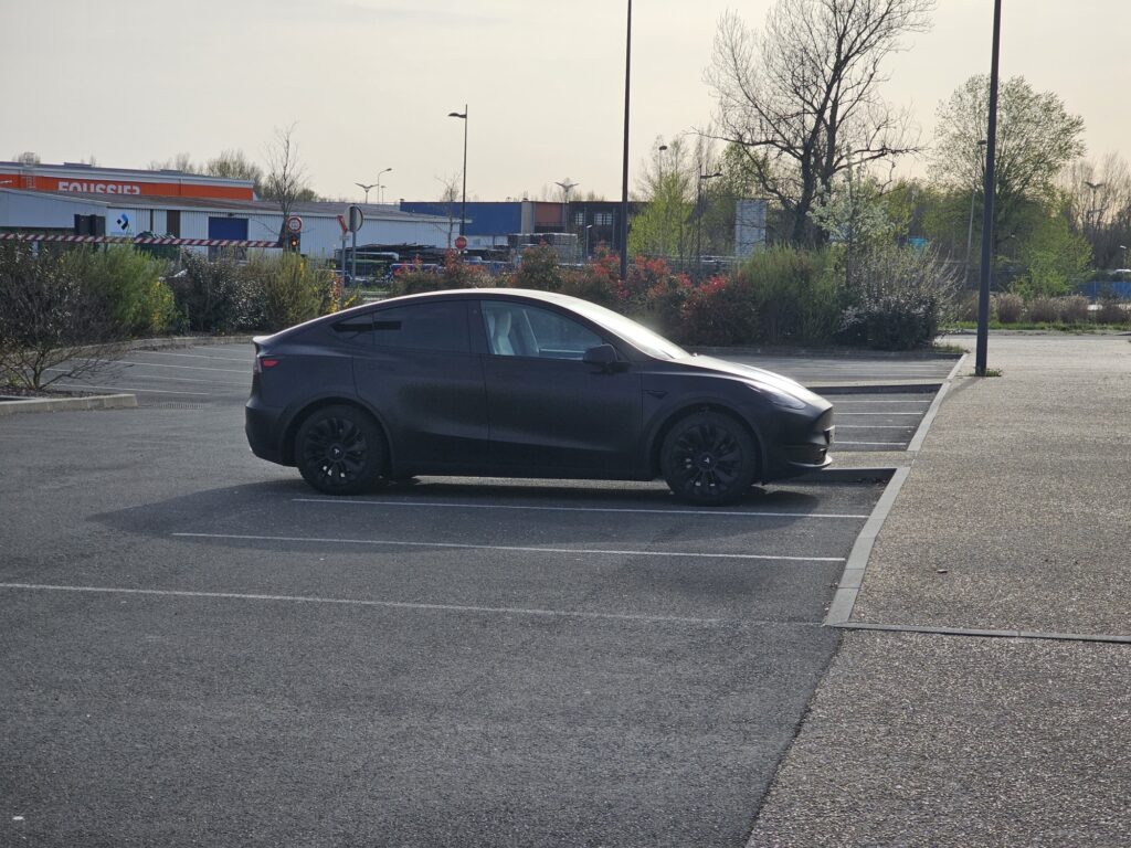 Se garer en marche avant avec Tesla Vision revient à s'arrêter trop loin du trottoir // Source : Bob JOUY Se garer en marche avant avec Tesla Vision revient à s'arrêter trop loin du trottoir // Source : Bob JOUY