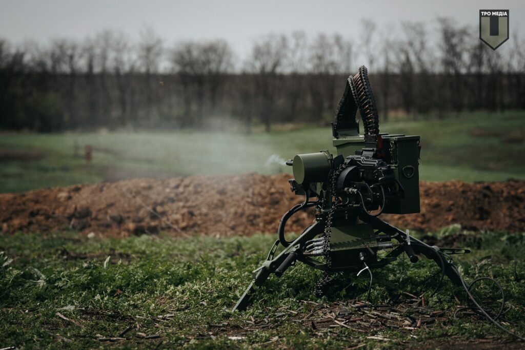 La mitrailleuse posée sur le trépied électronique contrôlé depuis une télécommande, utilisée dans la guerre entre l'Ukraine et la Russie. La mitrailleuse posée sur le trépied électronique contrôlé depuis une télécommande, utilisée dans la guerre entre l'Ukraine et la Russie.