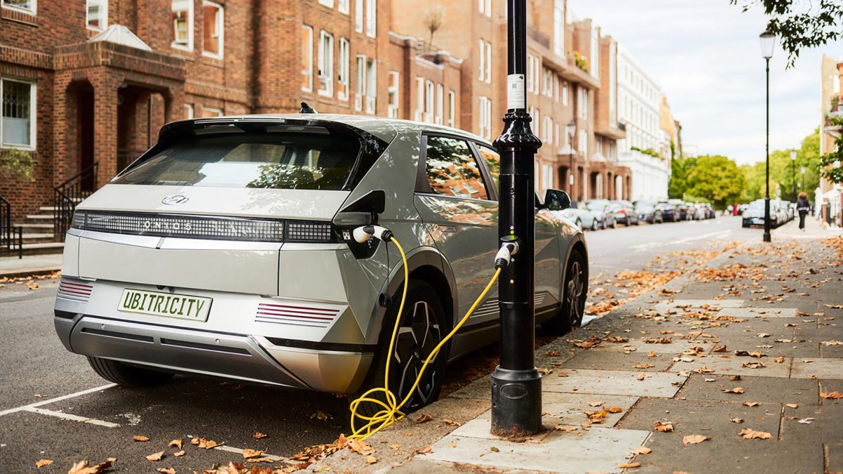 Lampadaire de recharge à Chelsea // Source : Ubricity Lampadaire de recharge à Chelsea // Source : Ubricity