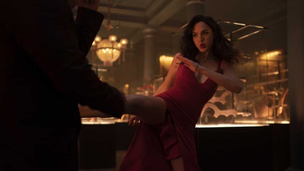 RED NOTICE - Gal Gadot is the world’s most wanted art thief “The Bishop” in Netflix's RED NOTICE. Directed and written by Rawson Marshall Thurber, RED NOTICE is releasing November 12, 2021. Cr: Frank Masi / Netflix © 2021 RED NOTICE - Gal Gadot is the world’s most wanted art thief “The Bishop” in Netflix's RED NOTICE. Directed and written by Rawson Marshall Thurber, RED NOTICE is releasing November 12, 2021. Cr: Frank Masi / Netflix © 2021