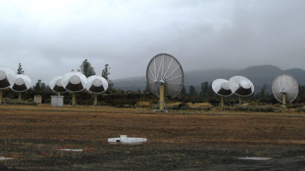 L'Allen Telescope Array. // Source : Flickr/CC/brewbooks (photo recadrée) L'Allen Telescope Array. // Source : Flickr/CC/brewbooks (photo recadrée)