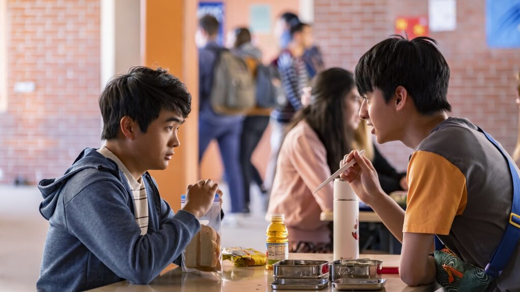 Jin Wang et Wei-Chen vont devoir faire équipe pour lutter contre le mal // Source : Carlos Lopez-Calleja / Disney+ Jin Wang et Wei-Chen vont devoir faire équipe pour lutter contre le mal // Source : Carlos Lopez-Calleja / Disney+