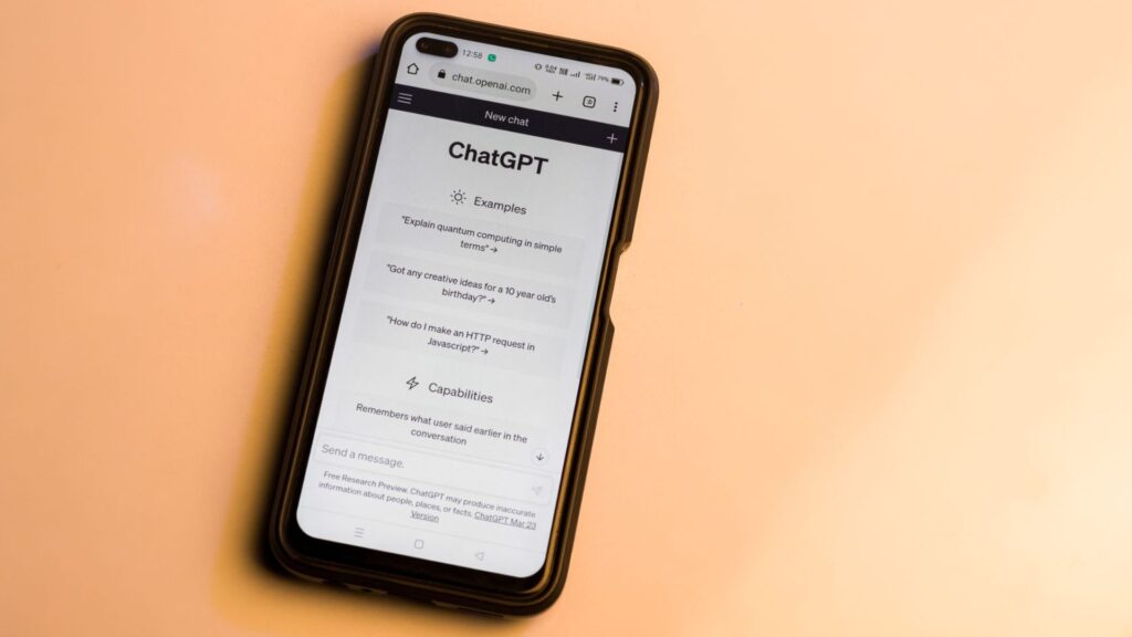 Jusqu'alors ChatGPT n'était utilisable officiellement que depuis le web. // Source : Sanket Mishra / Pexels
