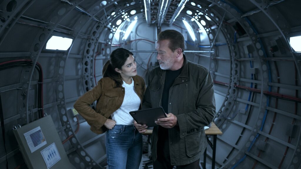 Arnold Schwarzenegger et Monica Barbaro sont père et fille dans Fubar // Source : Christos Kalohoridis/Netflix Arnold Schwarzenegger et Monica Barbaro sont père et fille dans Fubar // Source : Christos Kalohoridis/Netflix