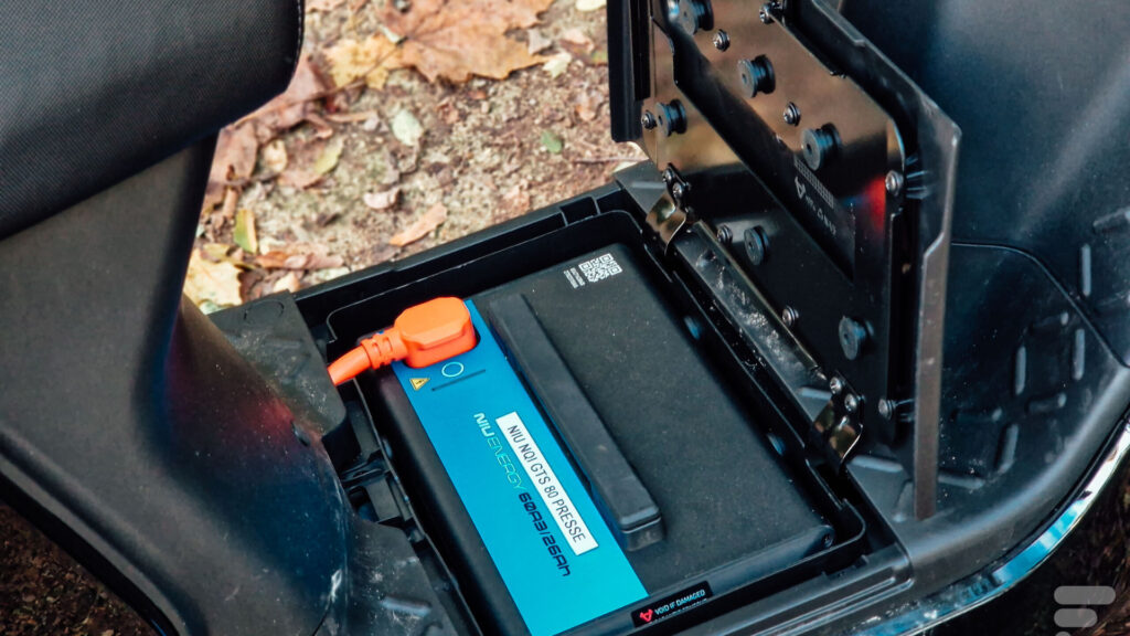 Les batteries se situent sous la selle et sous le plancher // Source : Frandroid Les batteries se situent sous la selle et sous le plancher // Source : Frandroid