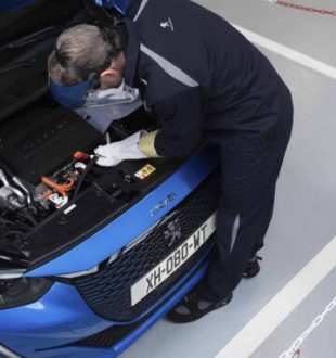 Les véhicules thermiques possèdent des pièces supplémentaires, augmentant le risque de panne // Source : Peugeot Les véhicules thermiques possèdent des pièces supplémentaires, augmentant le risque de panne // Source : Peugeot