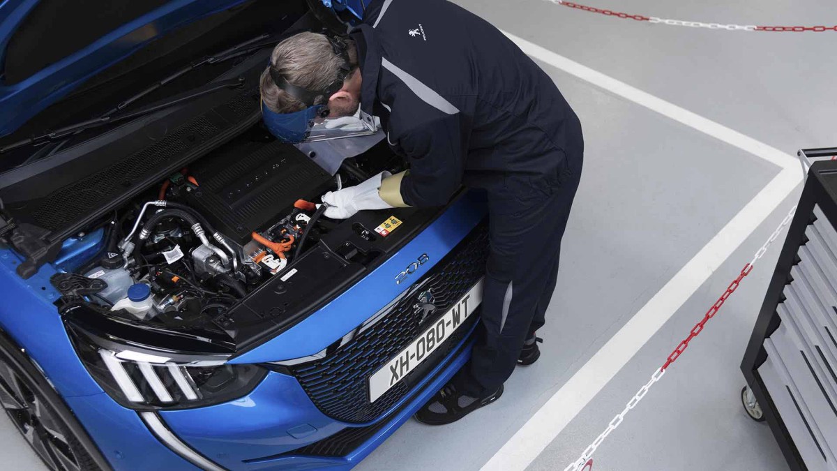 Les véhicules thermiques possèdent des pièces supplémentaires, augmentant le risque de panne // Source : Peugeot Les véhicules thermiques possèdent des pièces supplémentaires, augmentant le risque de panne // Source : Peugeot