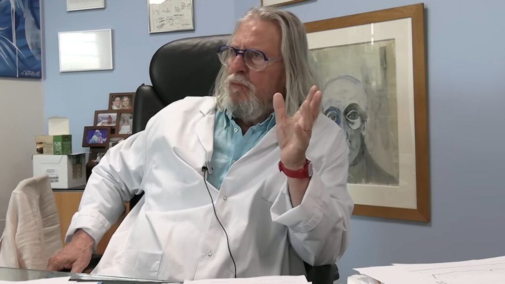 À l'époque, le comportement de Didier Raoult faisait polémique : il défendait ses travaux contre l'avis du consensus scientifique. // Source : Capture d'écran chaîne YouTube de l'IHU Marseille. À l'époque, le comportement de Didier Raoult faisait polémique : il défendait ses travaux contre l'avis du consensus scientifique. // Source : Capture d'écran chaîne YouTube de l'IHU Marseille.