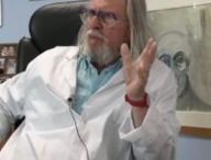 À l'époque, le comportement de Didier Raoult faisait polémique : il défendait ses travaux contre l'avis du consensus scientifique.  // Source : Capture d'écran chaîne YouTube de l'IHU Marseille.