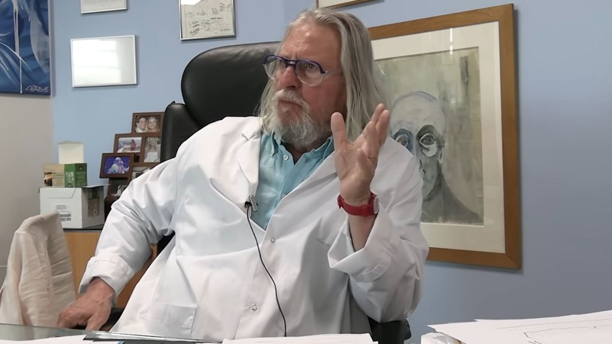 À l'époque, le comportement de Didier Raoult faisait polémique : il défendait ses travaux contre l'avis du consensus scientifique. // Source : Capture d'écran chaîne YouTube de l'IHU Marseille. À l'époque, le comportement de Didier Raoult faisait polémique : il défendait ses travaux contre l'avis du consensus scientifique. // Source : Capture d'écran chaîne YouTube de l'IHU Marseille.