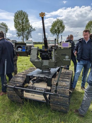 Un des véhicules téléopérés de l'armée // Source : Photo par Numerama Un des véhicules téléopérés de l'armée // Source : Photo par Numerama