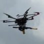 Un drone équipé d'un fusil présenté lors de la journée organisée par l'armée de terre // Source : Photo par Numerama Un drone équipé d'un fusil présenté lors de la journée organisée par l'armée de terre // Source : Photo par Numerama